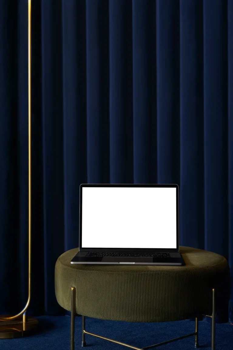 imgi_45-apple-macbook-pro-sceans-mockup-1